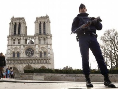 Франция продлила режим чрезвычайного положения на полгода